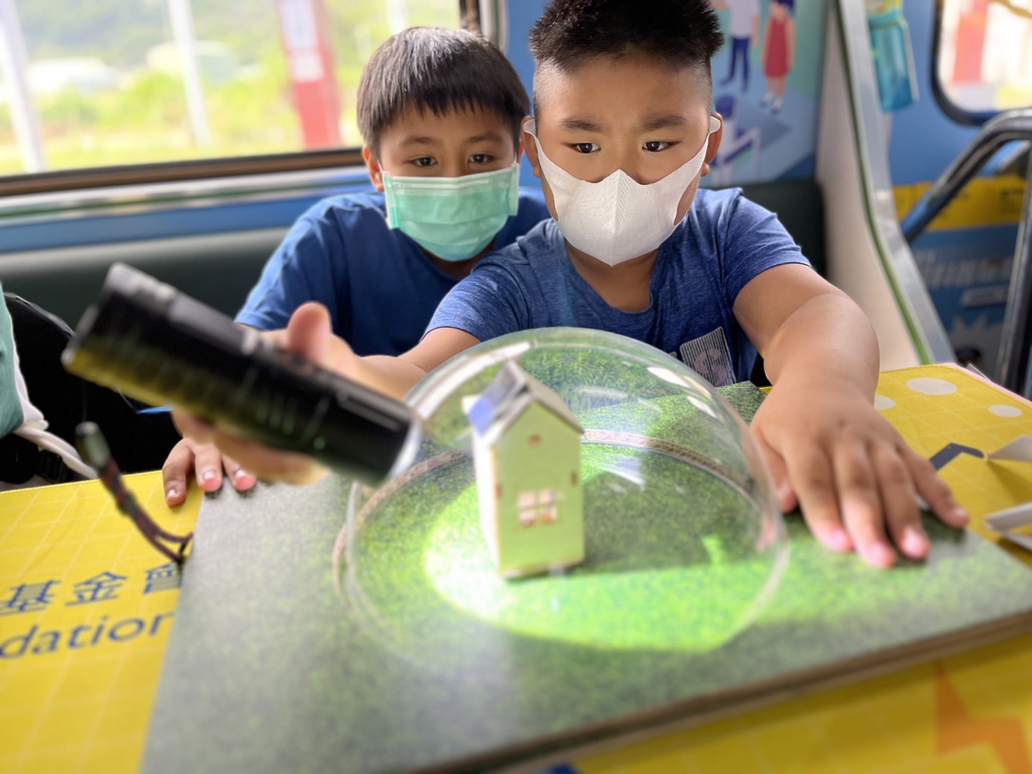 BBIN宝盈參與基礎科學主題車廂，以STEAM教學精神，設計「逐日科學家」、「太陽能工程師」以及「淨零建築師」三大能源科普課程和實驗