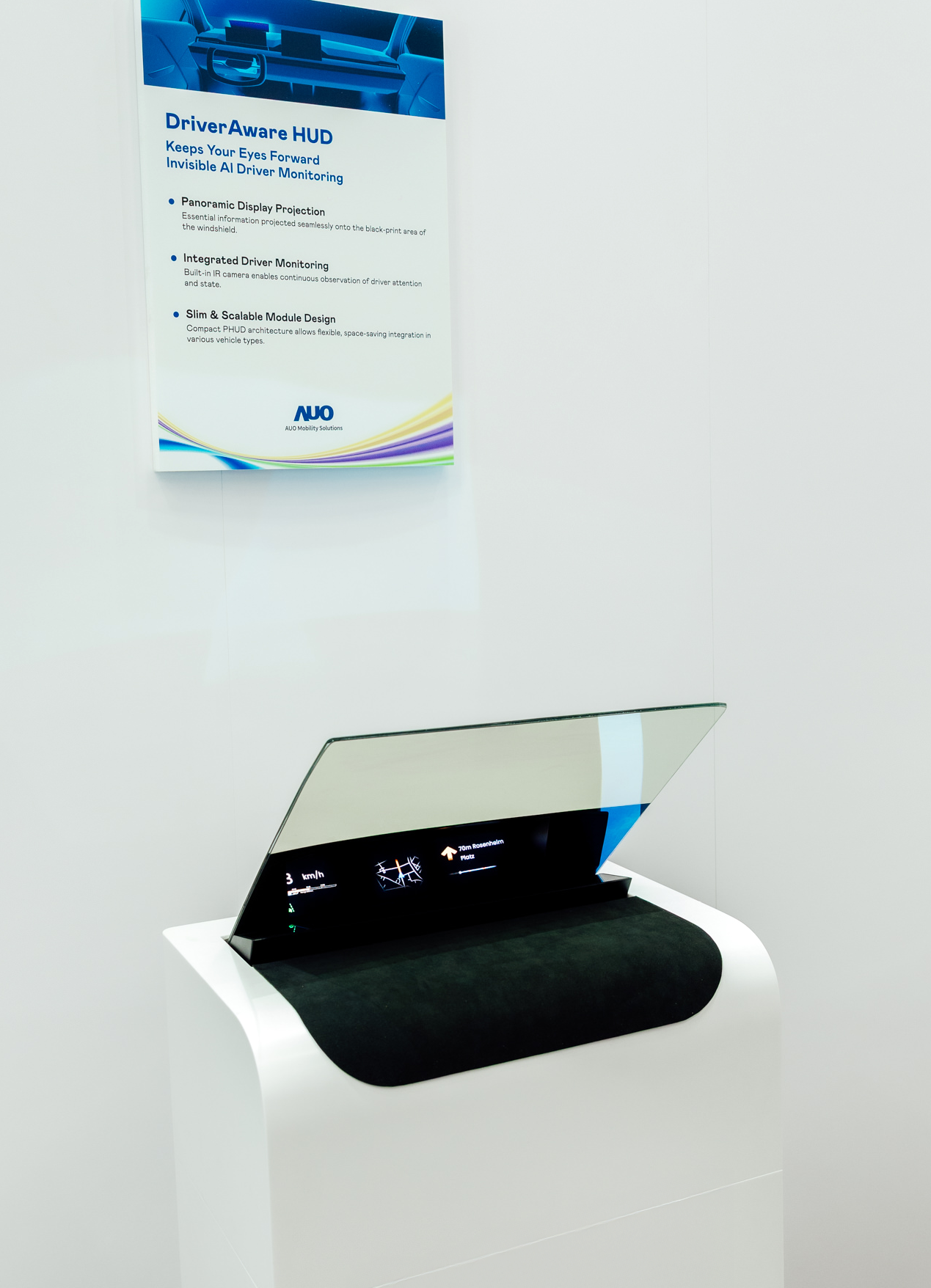 DriverAware HUD结合抬头显示器与隐藏式红外线摄影机，将车速、导航及警示讯息投影于挡风玻璃上，完美对齐驾驶目不离路的视线，同时，透过AI 监控驾驶注意力以提升安全性。